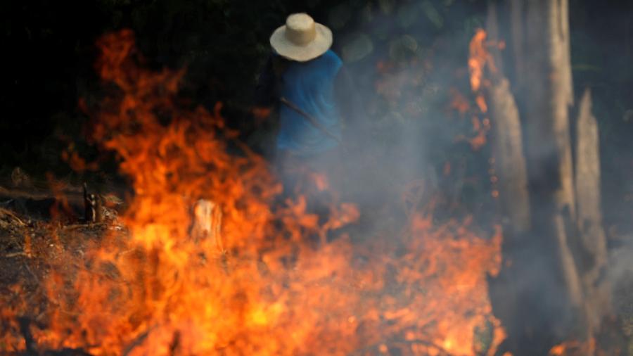 Homem trabalha próximo a um foco de incêndio na Floresta Amazônica próximo a Iranduba, Amazonas - Bruno Kelly/Reuters