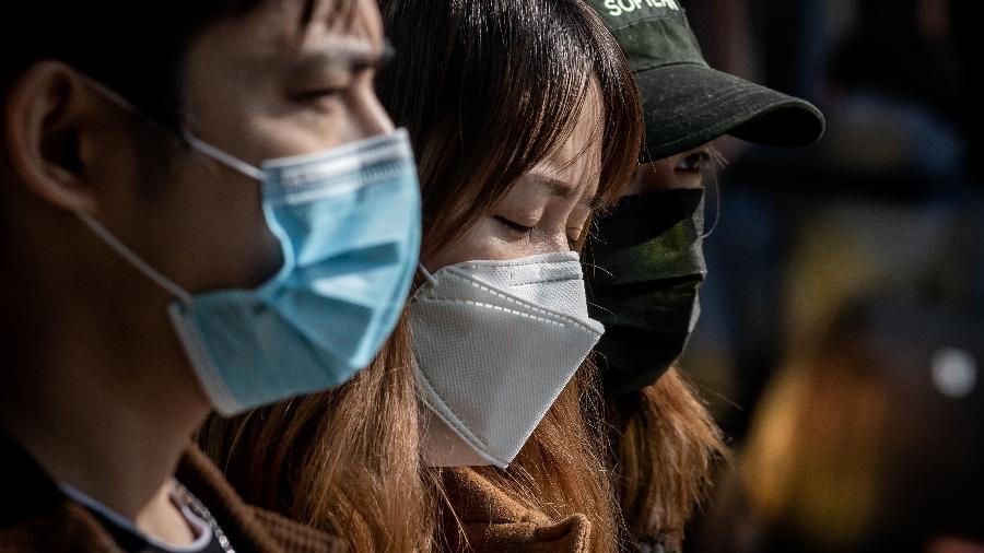 Chineses usam máscara de proteção em passeio a shoppingm em Pequim, na China - NICOLAS ASFOURI / AFP