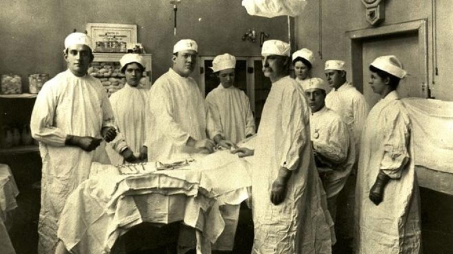 O Bellevue ficou célebre por abrigar os melhores cirurgiões do país, que tratavam de pacientes pobres, personagens importantes e até presidentes. Até a década de 1840, as cirurgias eram feitas sem anestesia - NYC HEALTH + HOSPITALS/BELLEVUE