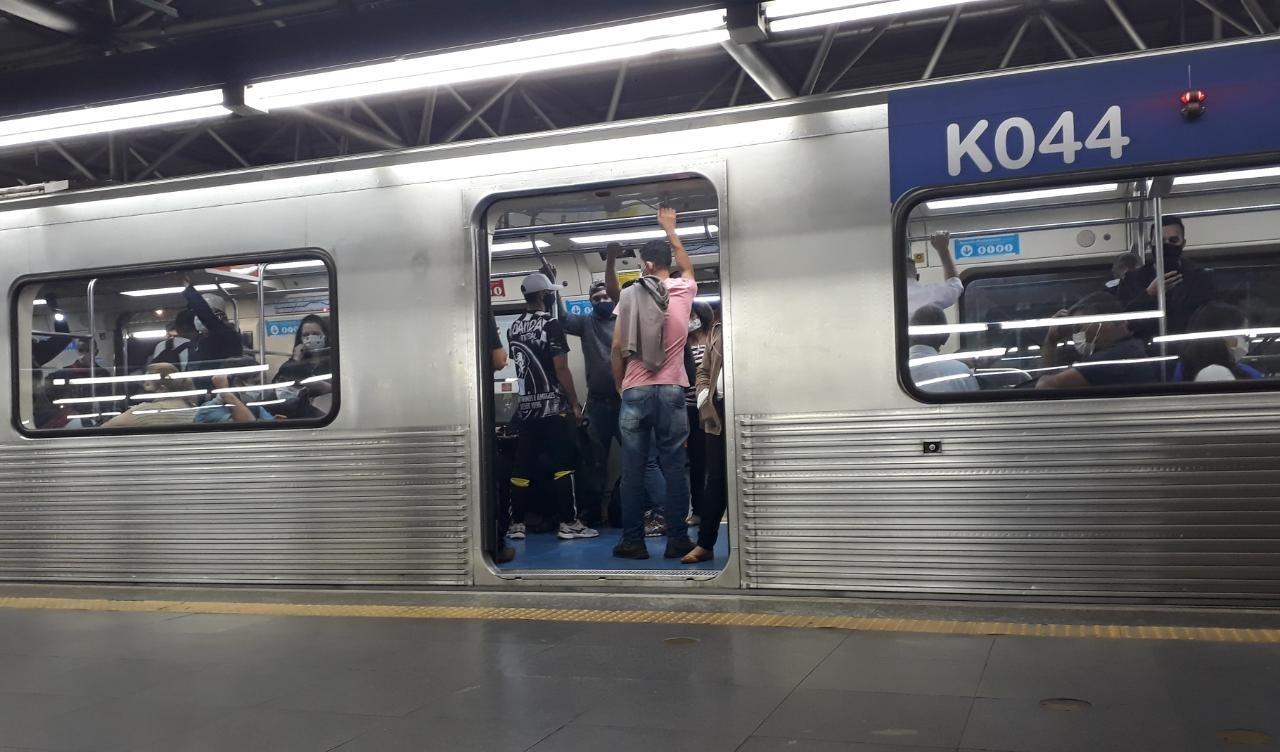 Trem do Metrô sentido Itaquera com passageiros em pé às 18h05 - Marcelo Oliveira/UOL