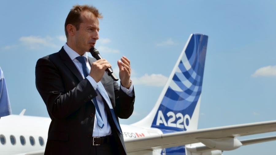 10.jul.2018 - O CEO da Airbus, Guillaume Faury, discursa em frente a uma aeronave A220-300 em Toulouse, na França - Sebastian Kunigkeit/picture alliance via Getty Images