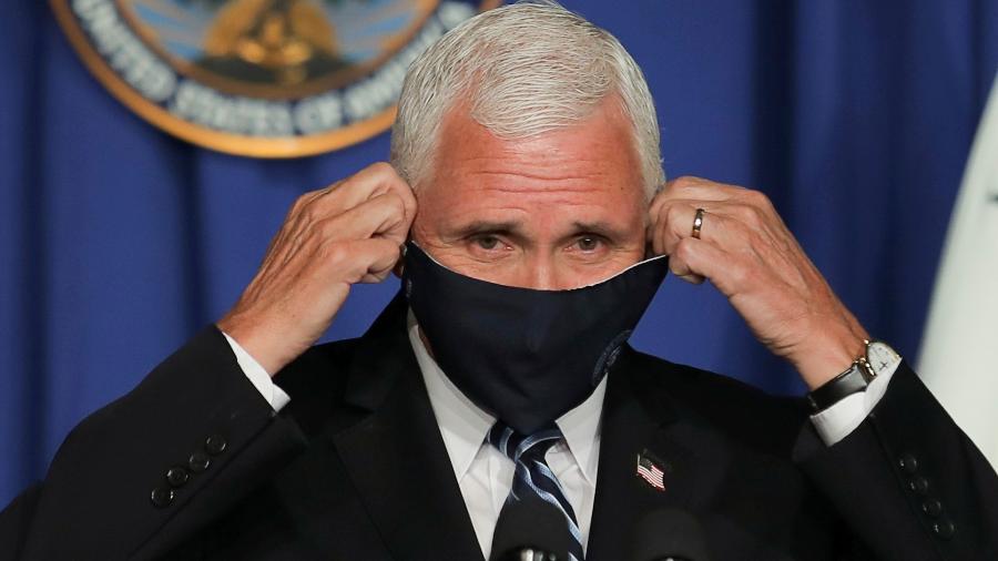8.jul.2020 - O vice-presidente dos Estados Unidos Mike Pence usa máscara protetiva em coletiva sobre força-tarefa contra o coronavírus, em Washington - Carlos Barria/Reuters