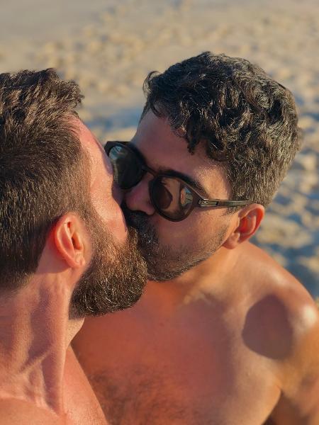 Usuário acusa Instagram de remover foto em que beija namorado - Reprodução