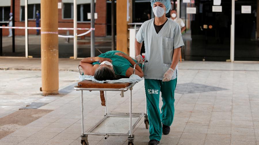 Profissional de saúde transfere paciente com covid-19 no Paraguai - Cesar Olmedo/Reuters