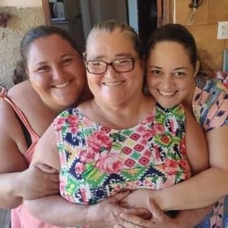 Dona Valentina aparece cercada pelas filhas, Ana Paula (à esquerda) e Karina (à direita); as três morreram pelo coronavírus - Reprodução/Facebook