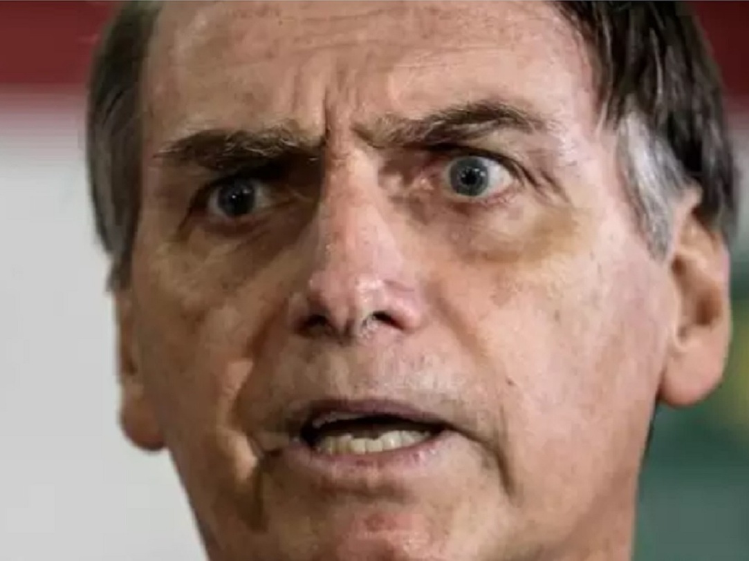 Bolsonaro faz postagem golpista e joga gasolina na violência de seguidores