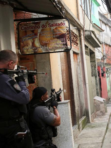 6.mai.2021 - Policiais apontam fuzis durante operação na favela do Jacarezinho - Ricardo Moraes/Reuters