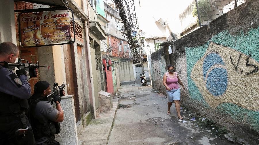 6.mai.2021 - Policiais apontam fuzis durante operação militar na favela do Jacarezinho, no Rio de Janeiro. Ação terminou com 28 mortos - Ricardo Moraes/Reuters