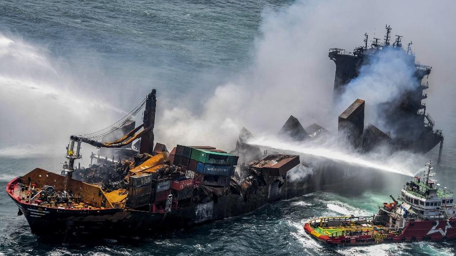 Fumaça sai do navio MV X-Press Pearl, enquanto os navios tentavam apagar o fogo no porto de Colombo no Sri Lanka - AFP PHOTO / SRI LANKA AIR FORCE