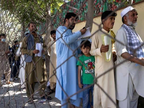 Filas por passaportes levam afegãos a pânico enquanto tentam deixar o país - Paula Bronstein /Getty Images