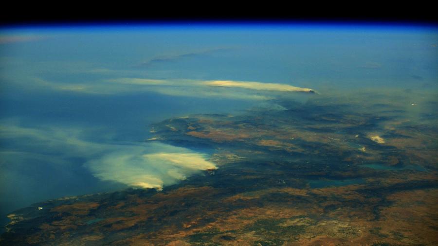 Imagem de fumaça sobre o Mar Mediterrâneo captada na ISS pelo astronauta Thomas Pesquet - Reprodução