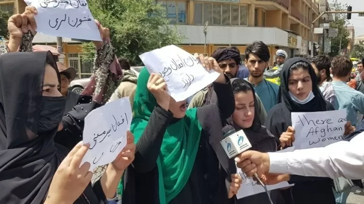 Algumas mulheres têm evitado sair às ruas de Cabul com medo de represália do Talebã, mas outras têm se manifestado em defesa de seus direitos - Getty Images - Getty Images