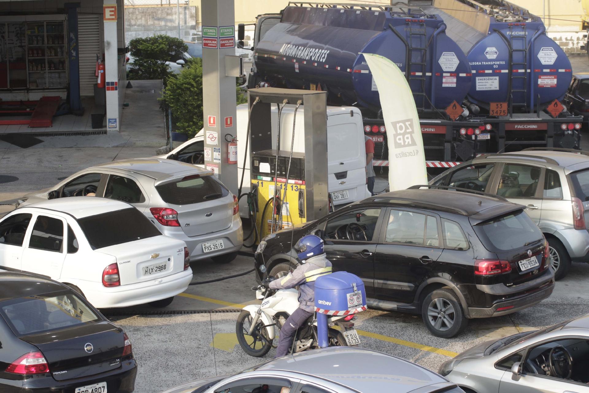 9.set.2021 - Movimentação em posto de combustível no Jardim do Lago, próximo à rodovia Anhanguera, na cidade de Campinas (SP) - Denny Cesare/Código19/Estadão Conteúdo