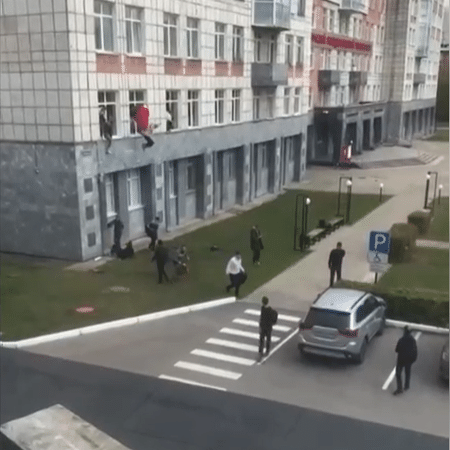 Estudantes saem pela janela de universidade na cidade russa de Perm depois que um estudante abriu fogo no local, deixando mortos e feridos - Reprodução/Telegram