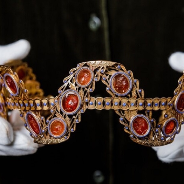 Duas tiaras de Josefina Bonaparte são leiloadas por mais de R$ 4,23 mi