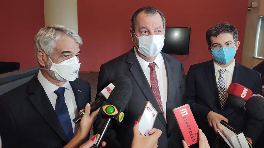 Humberto Costa (PT-PE), Omar Aziz (PSD-AM) e Randolfe Rodrigues (Rede-AP), em visita ao MP-RJ - Igor Mello/UOL