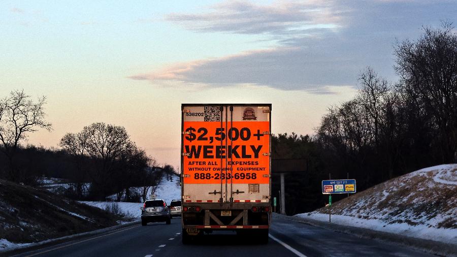 Caminhão passando por estrada próxima à cidade de Staunton, nos EUA, faz anúncio de oportunidades de emprego - Evelyn Hockstein/Reuters
