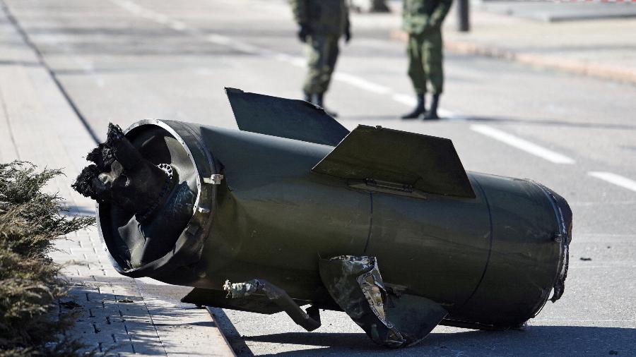 14 mar. 2022 - Fragmento de míssil é visto em rua de Donetsk, na região do Donbass, Ucrânia - Reuters/Stringer TPX