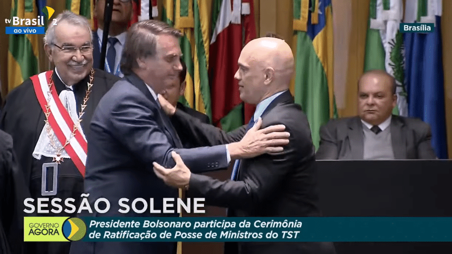 Jair Bolsonaro cumprimentou o ministro do STF Alexandre de Moraes - Reprodução/TV Brasil