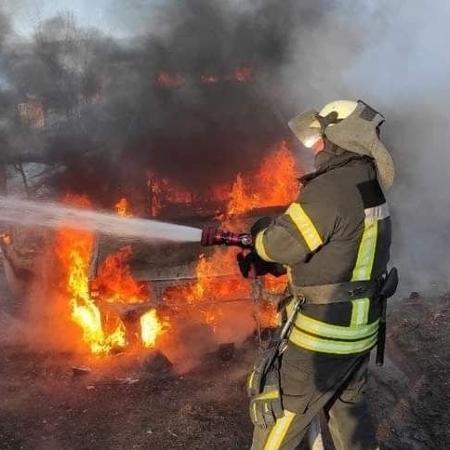 27.mai.2022 - Bombeiros combatem incêndio após ataque em Sievierodonetsk, na região de Lugansk, leste da Ucrânia - Reprodução/Facebook/MNS.GOV.UA