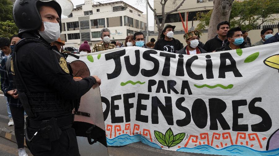 17.jun.22 - Ativistas e cidadãos peruanos protestam pela proteção da natureza e de seus defensores - Cris BOURONCLE / AFP