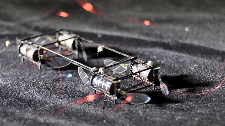 MIT creates dragonfly-inspired robot with sensors and light emission;  watch video - Playback/MIT - Playback/MIT