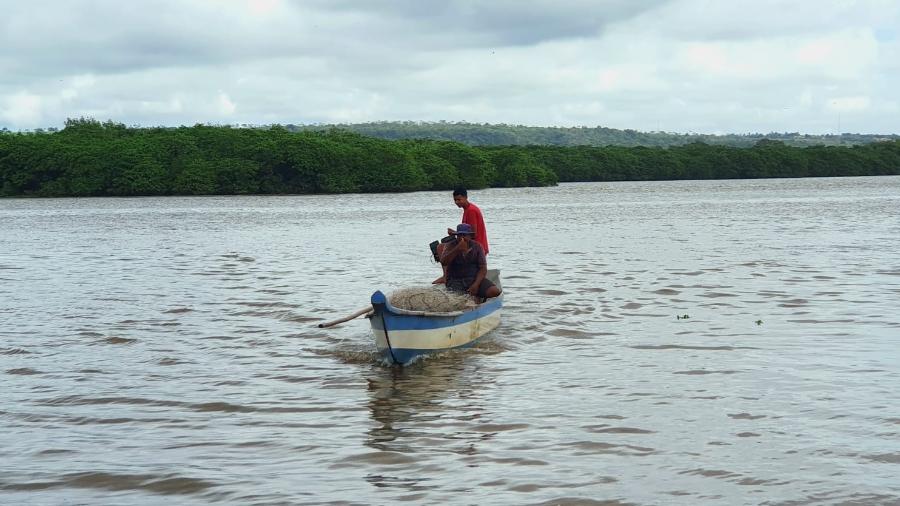 Sebastião da Paixão chega após mais uma tentativa em vão de encontrar sururu na lagoa Mundaú, em Maceió - Carlos Madeiro/UOL
