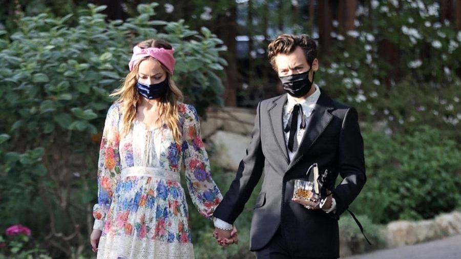 A atriz e diretora Olivia Wilde (esq.) e o cantor pop Harry Styles (dir.) chegam a casamento juntos - Instagram/PageSix