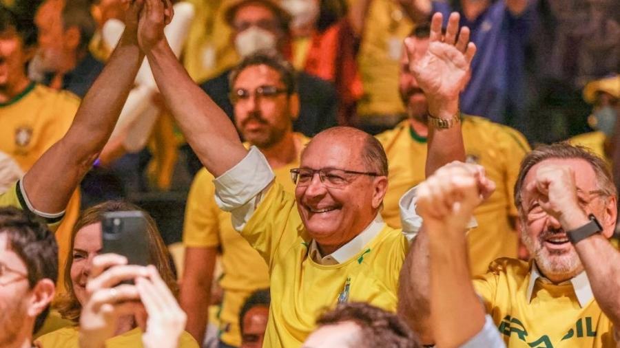 Com a "amaelinha", Alckmin comemora o primeiro gol do Brasil com as equipes de transição de governo no CCBB, em Brasília - Magno Romero