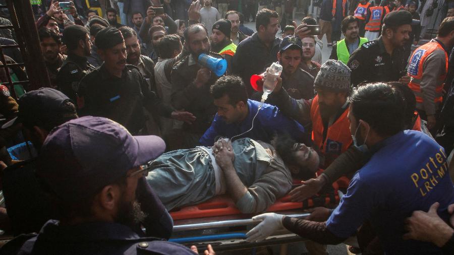 Homem é socorrido após explosão em mesquita no Paquistão - KHURAM PARVEZ/REUTERS