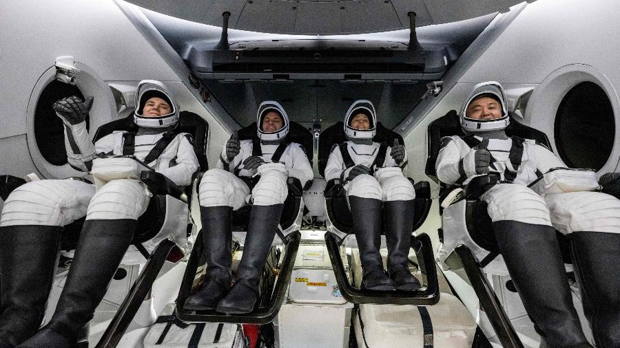 Astronautas dentro da Endurante, da SpaceX, que pousou após cinco meses; na foto, a russa Anna Kikina, os norte-americanos Josh Cassada e Nicole Mann e o japonês Koichi Wakata - Keegan Barber / NASA / AFP