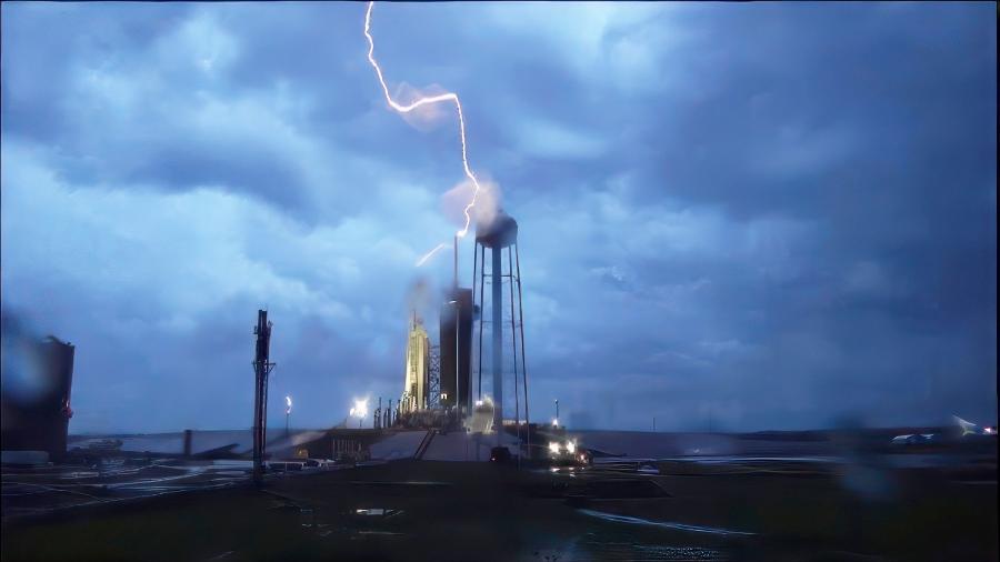 27.abr.2023: Raio atinge torre da plataforma de lançamento do foguete Falcon Heavy, da SpaceX - Reprodução/@SERobinsonJr