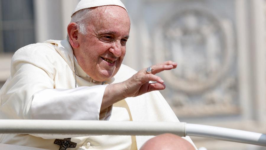 28.jun.23 - Papa Francisco sai após a audiência geral semanal, na Praça de São Pedro, no Vaticano