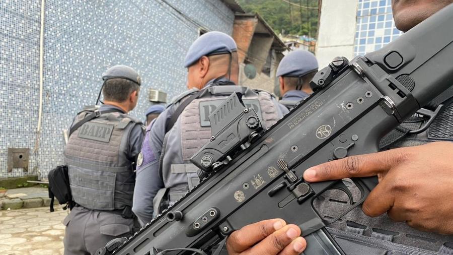 Policiais na Vila Baiana, no Guarujá, onde ao menos 10 pessoas foram mortas pela polícia
