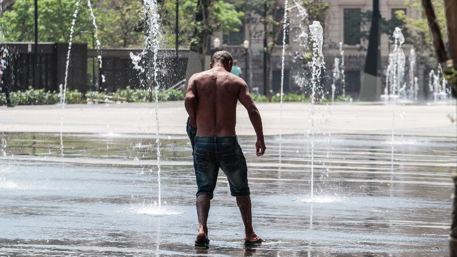 Pessoas se refrescam no chafariz no Vale do Anhangabaú, na região central da cidade de São Paulo