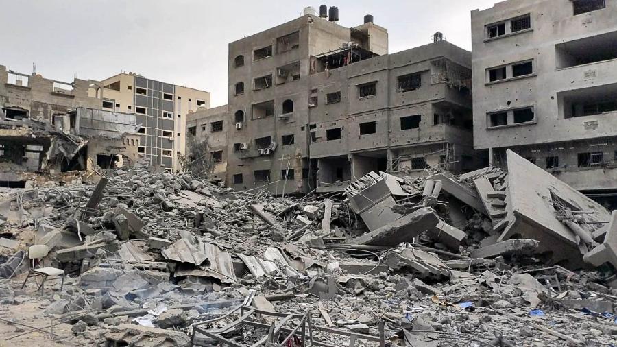 Escombros após ataque aéreo israelense à Mesquita Sousi, na Faixa de Gaza