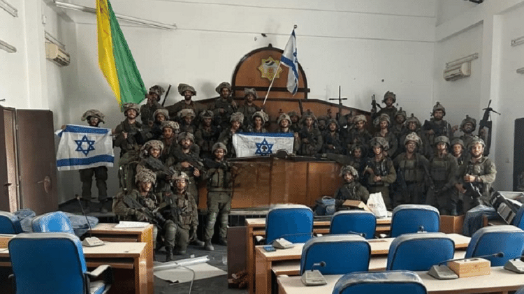 Soldados de Israel dentro do Parlamento do Hamas