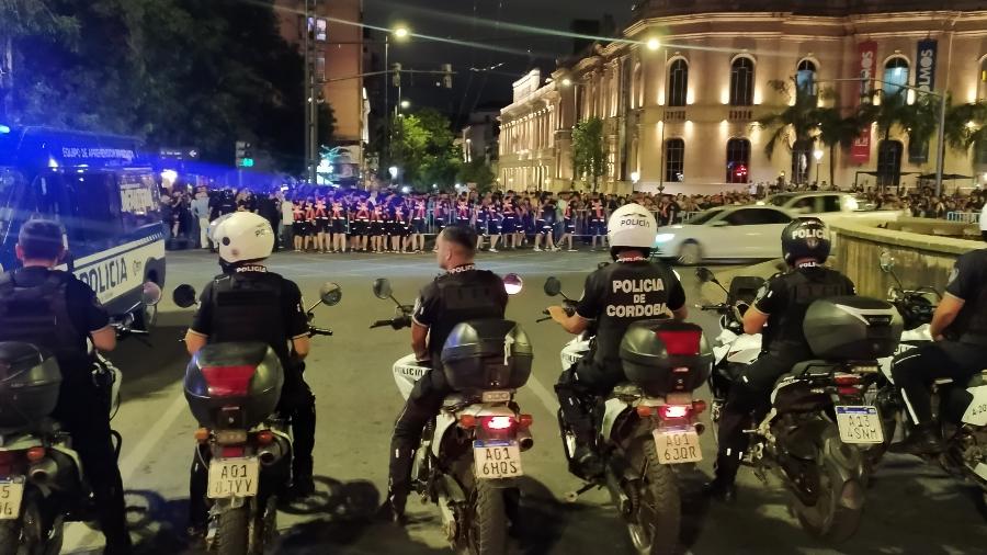 Manifestação em Córdoba, Argentina, na segunda noite de protestos contra o megadecreto de Milei