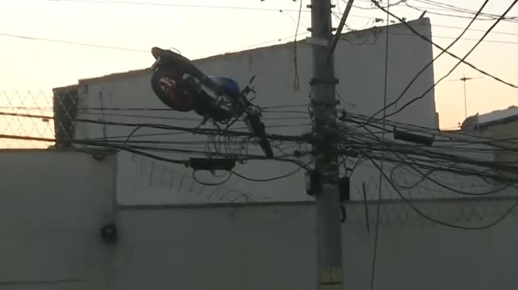 Moto ficou presa em fiação após incidente com balão na zona leste de São Paulo