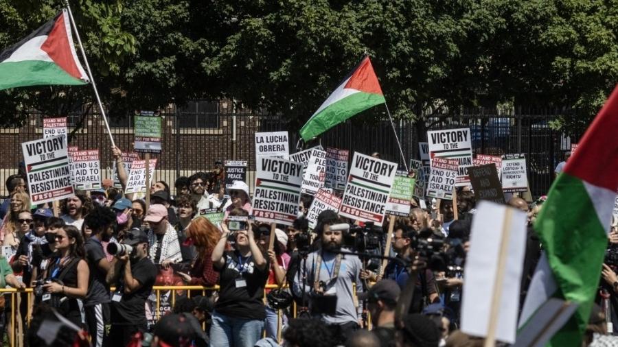 Manifestantes pró-Palestina realizam manifestações do lado de fora de convenção democrata