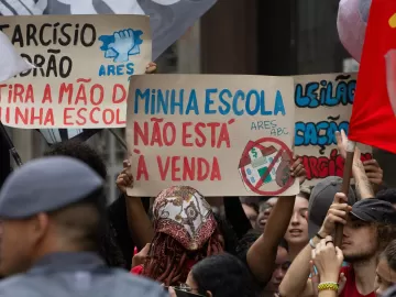 Justiça derruba decisão e permite que governo de SP leiloe escolas