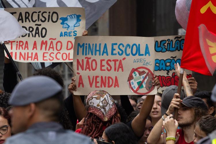 Protesto contra o leilão do primeiro lote da parceria público-privada para escolas estaduais de São Paulo em frente ao prédio da B3