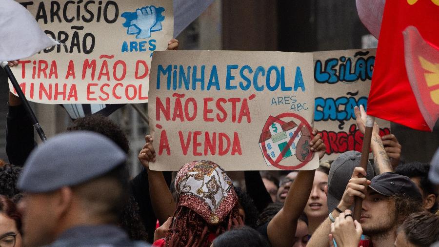 Protesto contra o leilão do primeiro lote da parceria público-privada para escolas estaduais de São Paulo em frente ao prédio da B3 - BRUNO ESCOLASTICO/E.FOTOGRAFIA/ESTADÃO CONTEÚDO