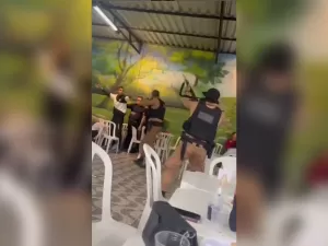 Homem invade festa de aniversário com fuzil e tenta fazer reféns no PR