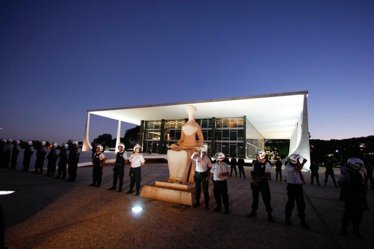 2010: policiais em volta da estátua da Justiça durante manifestação por intervenção federal no DF