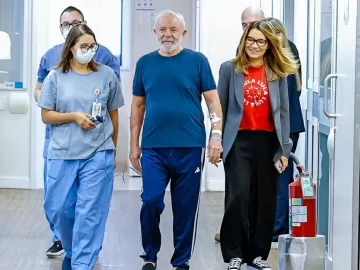 Janja posta foto com Lula no hospital: 'Gratidão por caminhar ao seu lado'