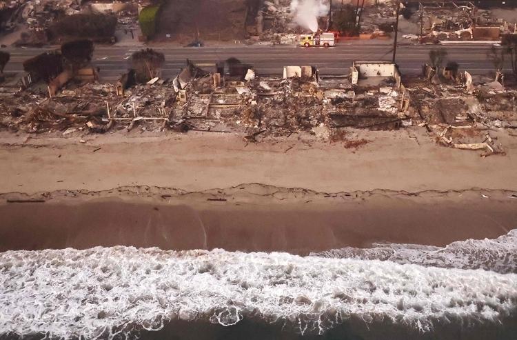 Casas na beira do mar ficaram destruídas pelo fogo em Malibu após incêndio Palisades