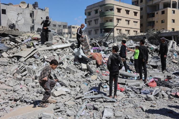 19.mar.2025 - Palestinos inspecionam os escombros de uma casa após ela ser destruída em um ataque israelense na Cidade de Gaza 19.mar.2025 - Palestinos inspecionam os escombros de uma casa após ela ser destruída em um ataque israelense na Cidade de Gaza