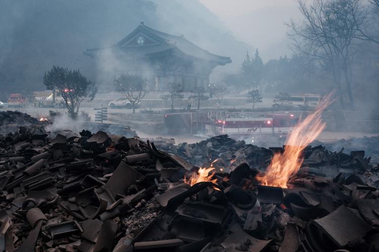 26.mar.2025 - Brasas permanecem entre os destroços depois que a maioria dos edifícios foi queimada até o chão em um incêndio florestal no Templo Gounsa, em Uiseong, na Coreia do Sul 26.mar.2025 - Brasas permanecem entre os destroços depois que a maioria dos edifícios foi queimada até o chão em um incêndio florestal no Templo Gounsa, em Uiseong, na Coreia do Sul