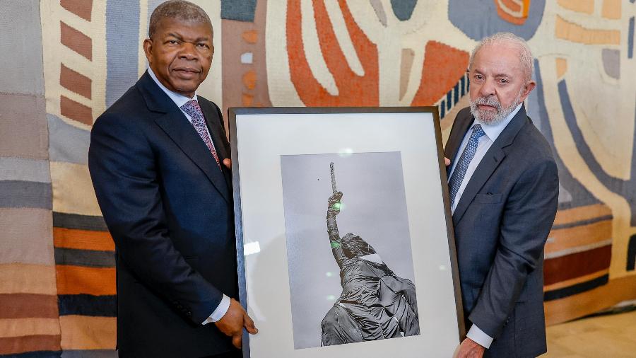 Presidente Lula presenteia o presidente angolano, João Lourenço, com foto de Sebastião Salgado no dia da sua morte - Ricardo Stuckert/PR